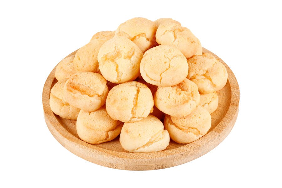 Foto Pão de Queijo Mineiro em Prato de Madeira Fundo Branco