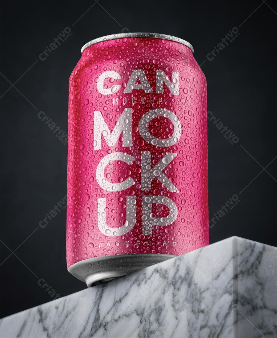 Mockup Lata Bebida Rosa com Gotas de Água no Mármore Editável
