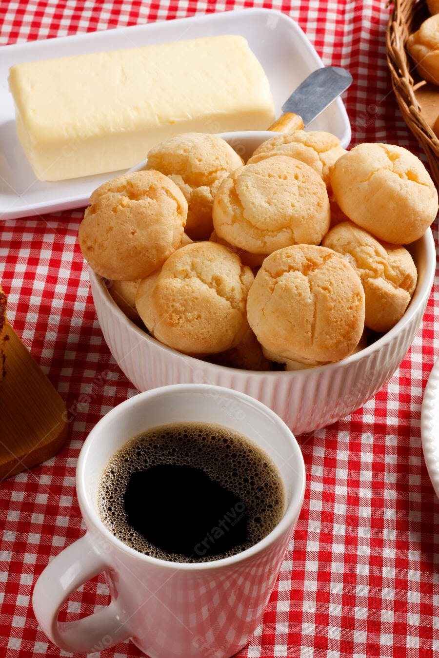 Foto Pão de Queijo Café Manteiga Mesa Xadrez Vermelho