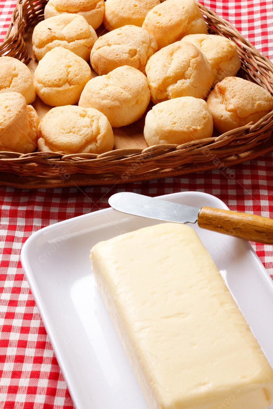 Foto Pão de Queijo Cesta Manteiga Faca Mesa Xadrez