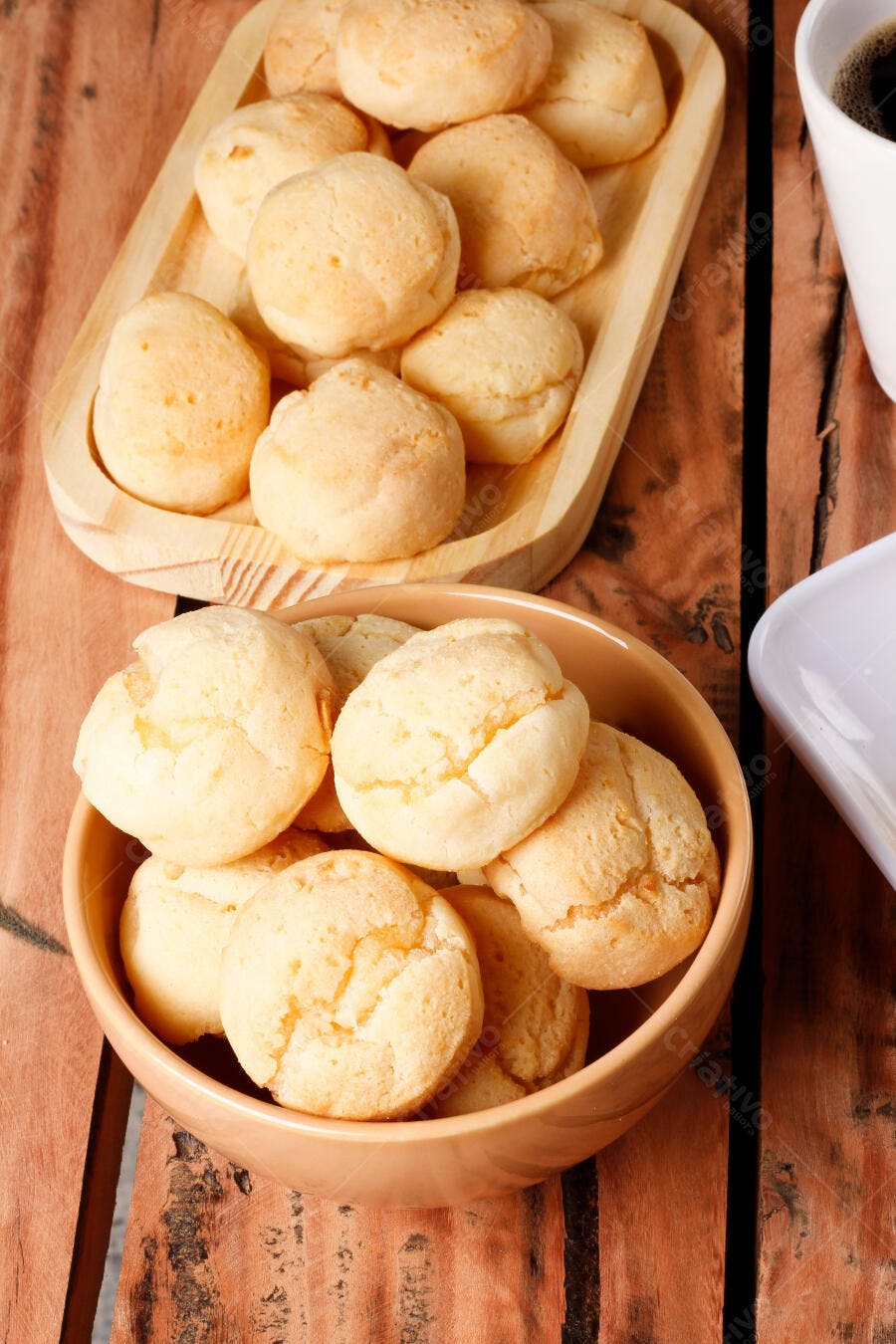Foto Pão de Queijo Mineiro Artesanal Mesa de Madeira Café