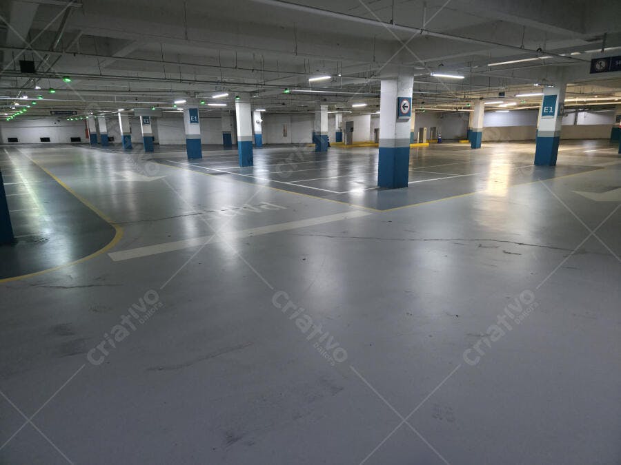 Foto Estacionamento Subterrâneo Vazio Iluminado Shopping Center