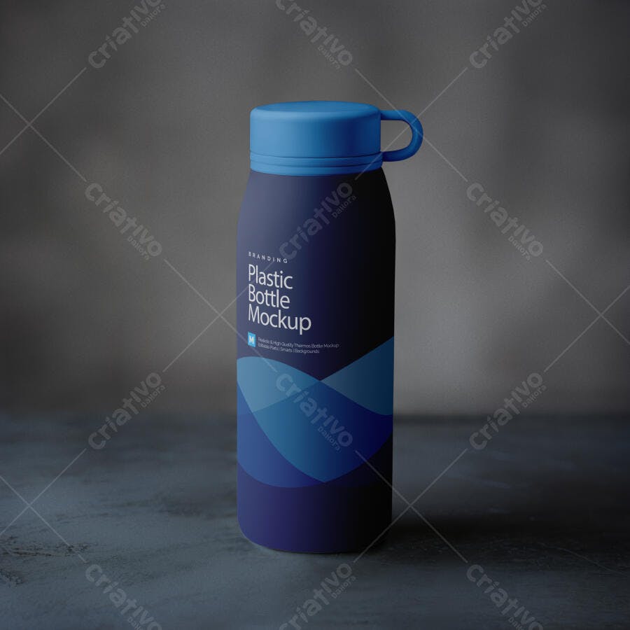 Mockup Garrafa Plástica Azul Frontal Fundo Escuro Editável
