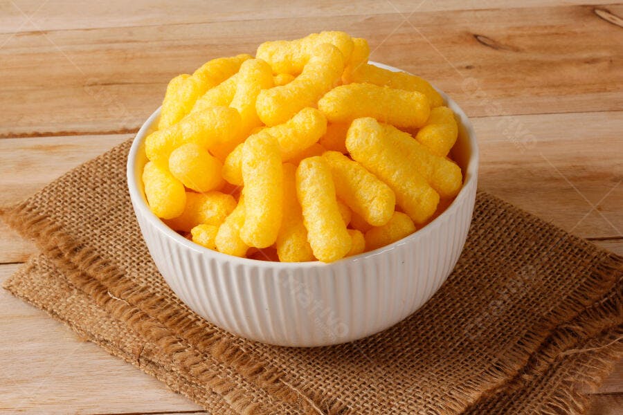 Foto Salgadinho de Milho Cheetos Tigela Rústica Fundo Madeira
