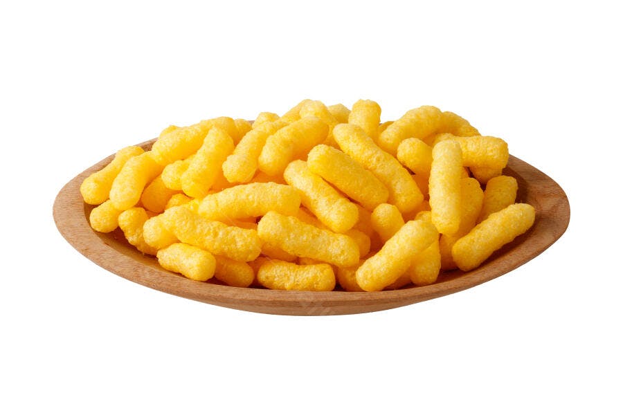 Foto Salgadinho de Milho Queijo Tigela Madeira Fundo Branco