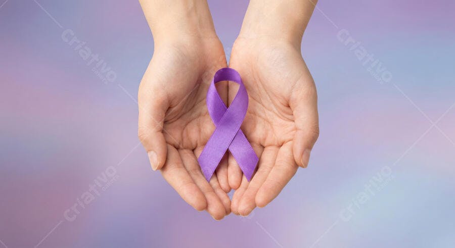 Foto Mãos Segurando Laço Roxo Conscientização Saúde