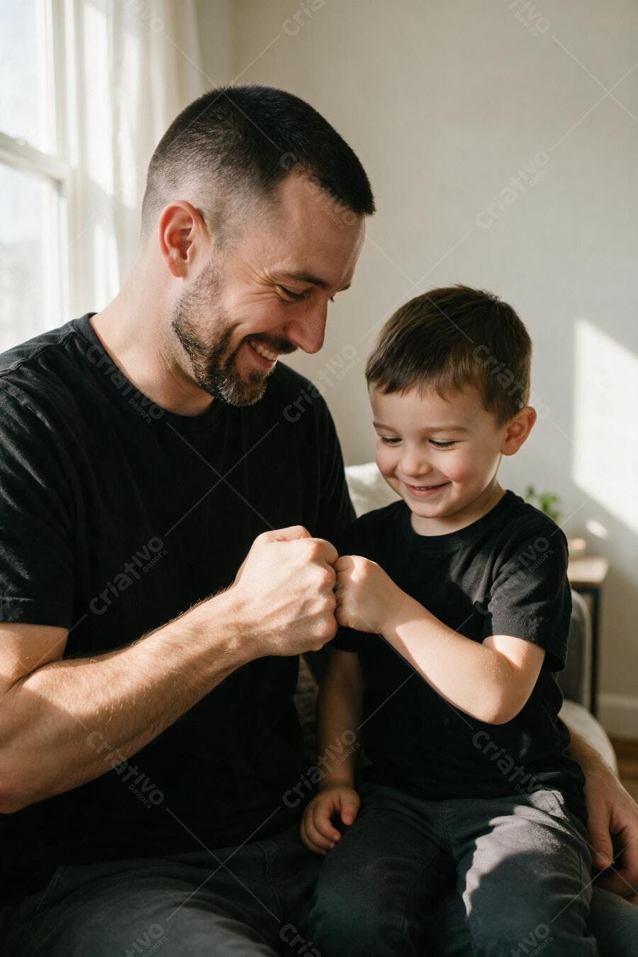 Foto Pai e Filho Fazendo Fist Bump Sorrindo em Casa