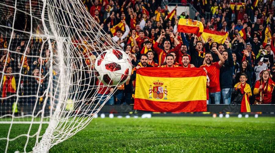 Foto Bola de Futebol no Gol Torcida Espanhola Celebrando
